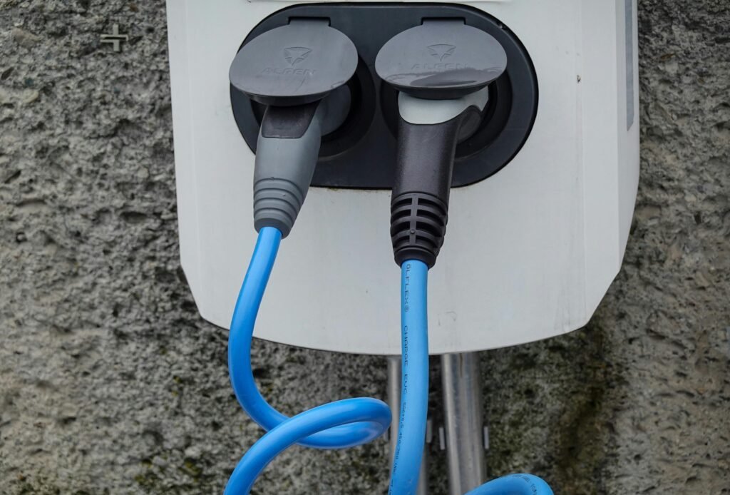Borne de recharge sur pied installée sur le parking d