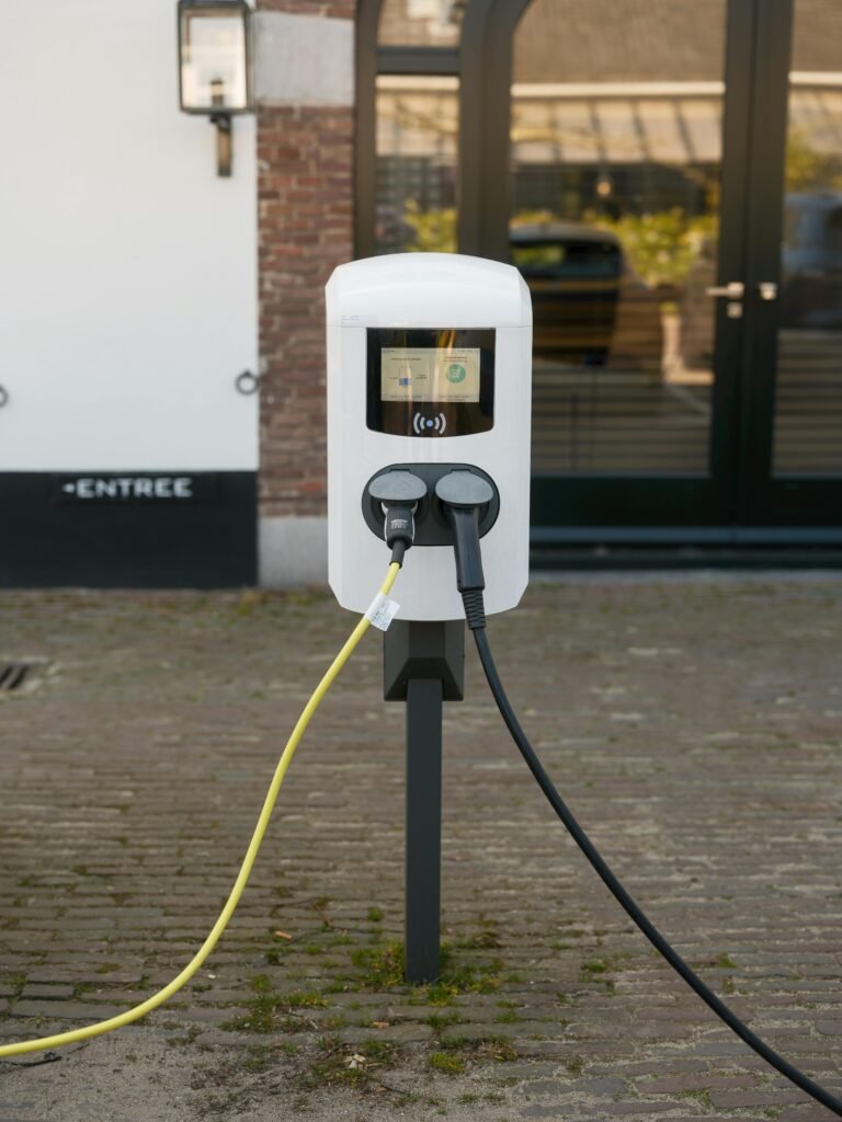 Borne de recharge sur pied installée sur le parking d