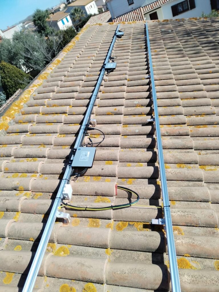 Panneaux Photovoltaïques à Mauguio – Installation & Autoconsommation 6 Système de fixation renforcé pour panneaux photovoltaïques garantissant une installation fiable et durable à Mauguio