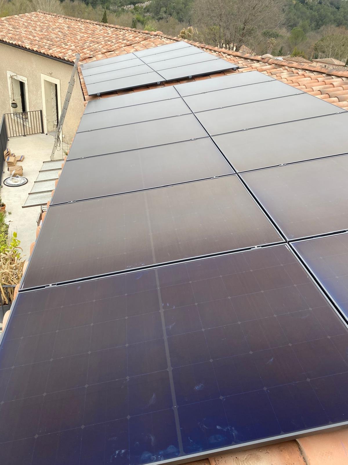 Panneaux Photovoltaïques à Mauguio – Installation & Autoconsommation 2 Installation de panneaux photovoltaïques sur toiture en tuiles à Mauguio – production d’électricité solaire pour maison individuelle