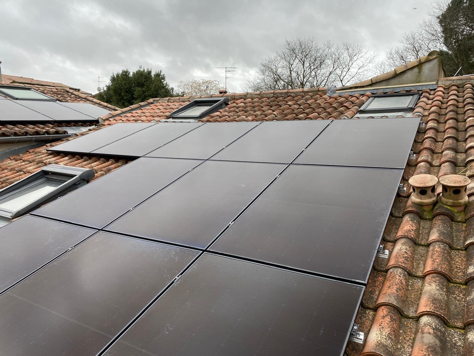 Panneaux Photovoltaïques à Mauguio – Installation & Autoconsommation 3 Pose de panneaux solaires sur toit en tuiles à Mauguio, Hérault