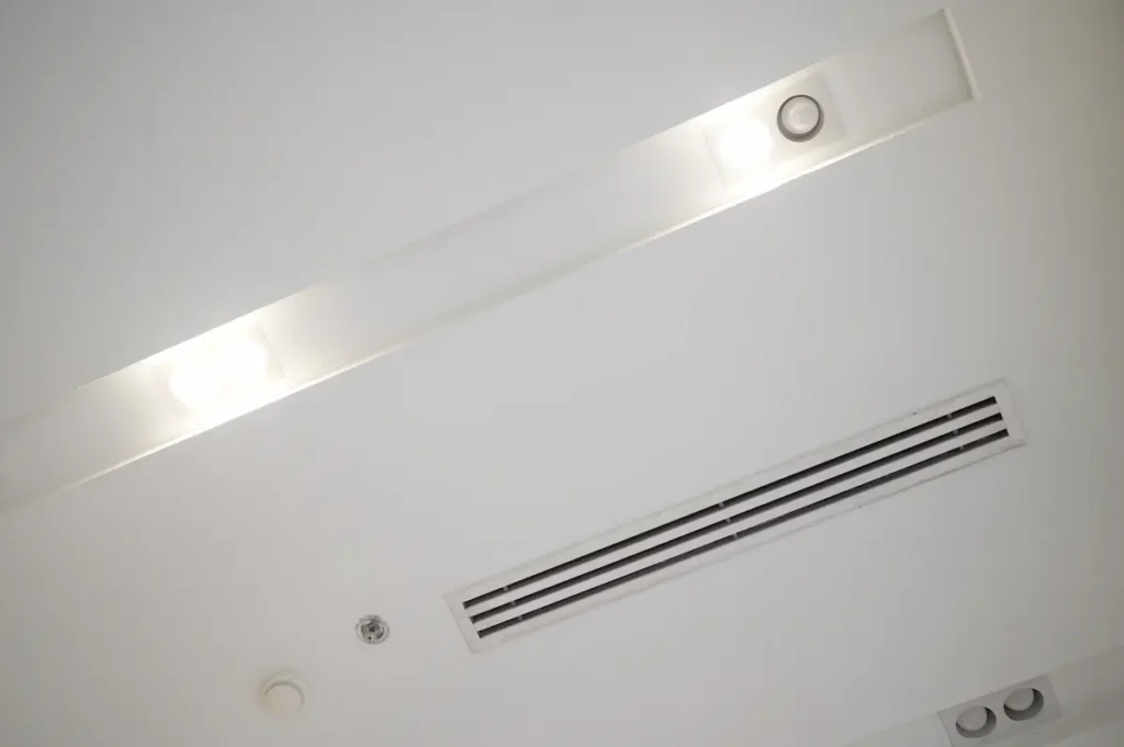 Installation climatisation gainable Lunel OMNIA SERVICE faux plafond discret