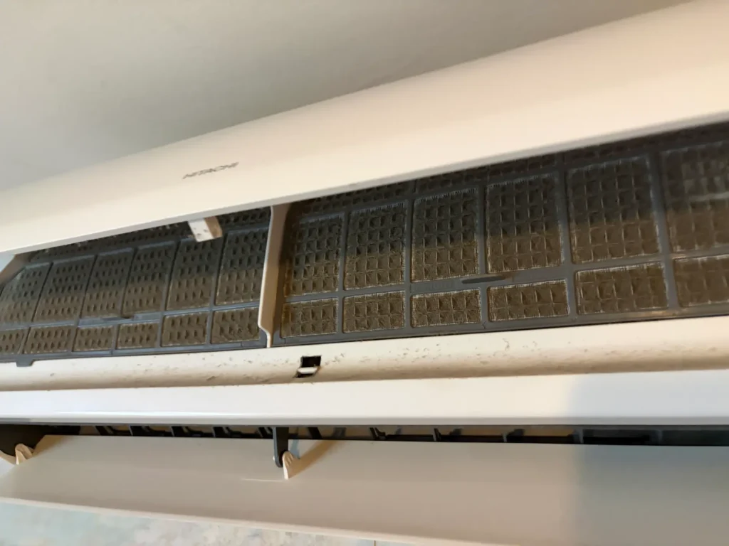 Filtres de climatisation Hitachi encrassés avant nettoyage - Omnia Service Hérault