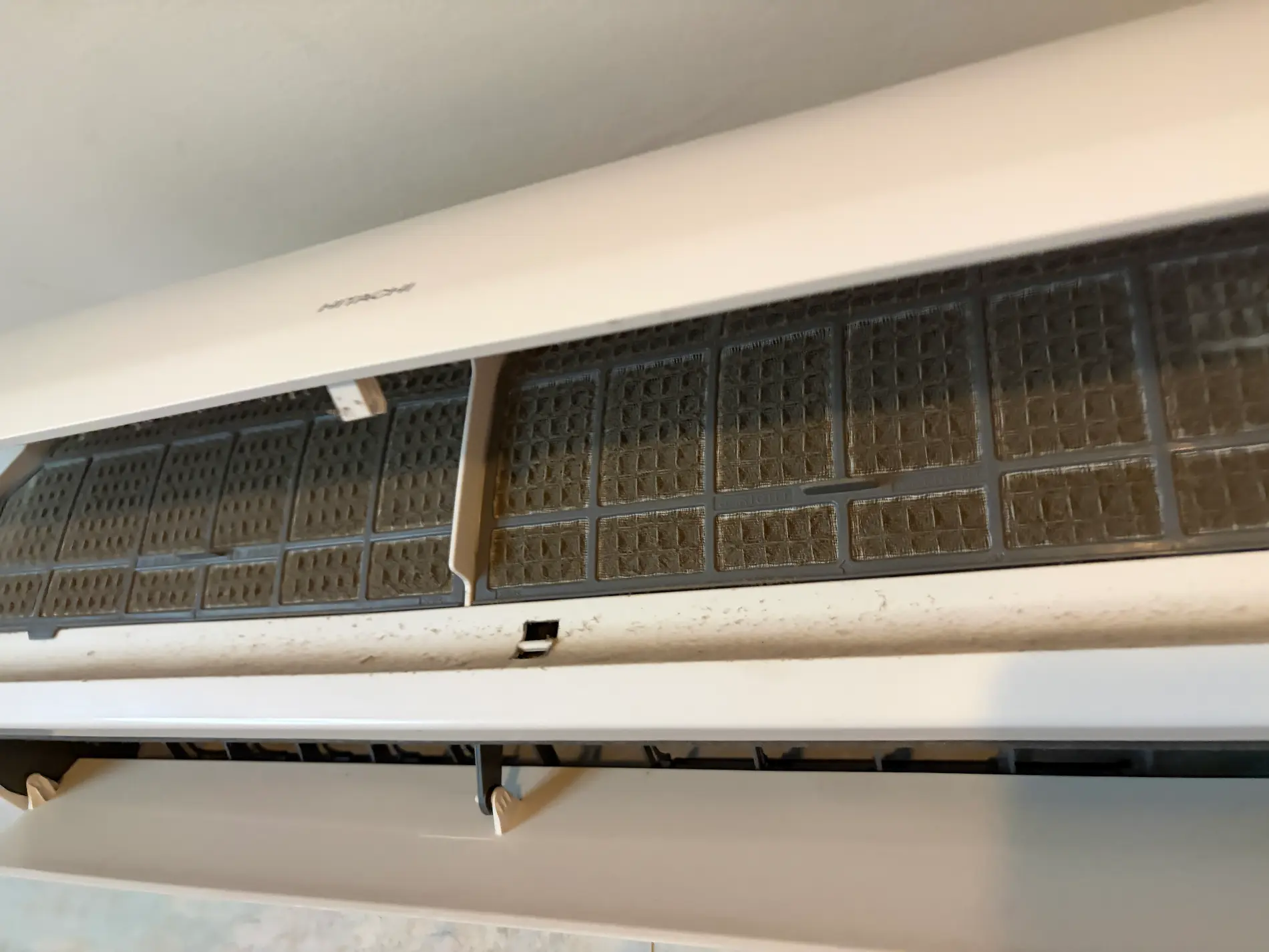 Filtres de climatisation Hitachi complètement encrassés - Omnia Service Hérault