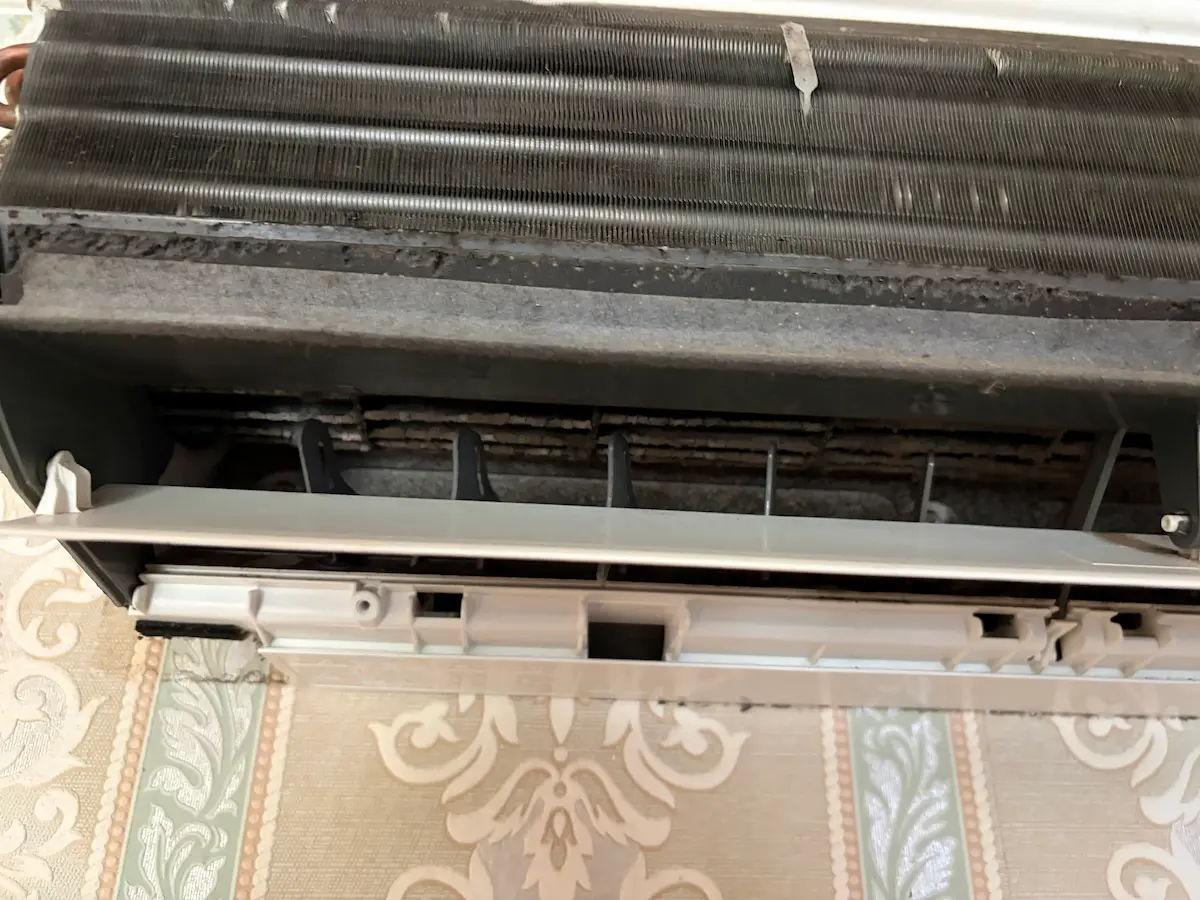 Évaporateur de climatisation encrassé avant entretien - Omnia Service Hérault