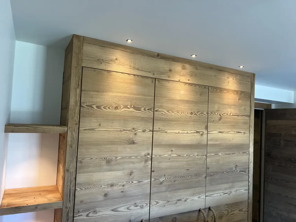Réalisations Électricité 2 Armoire bois massif sur mesure avec spots LED encastrés : OMNIA SERVICE