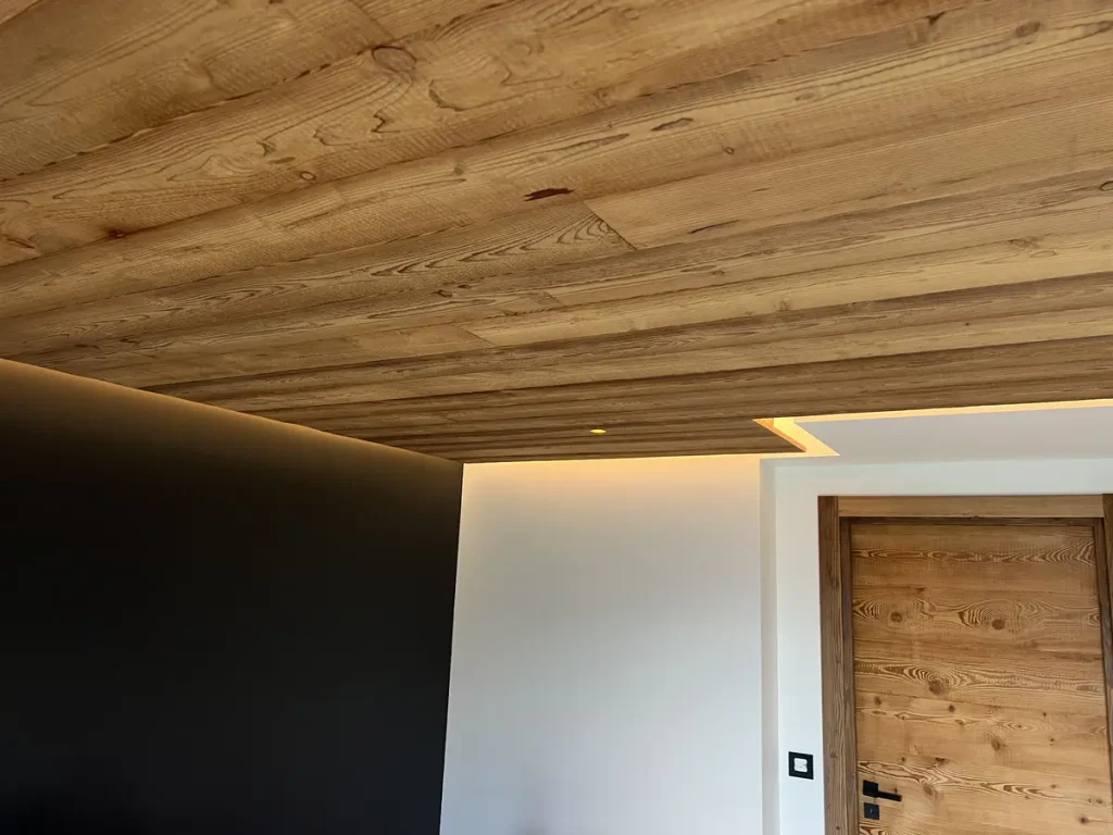 Réalisations Électricité 3 Plafond bois massif éclairage LED indirect, porte assortie : OMNIA SERVICE