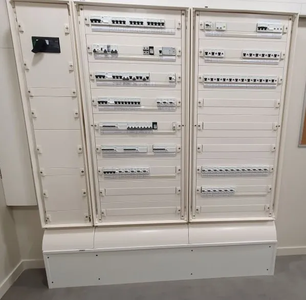 Réalisations Électricité 8 Armoire électrique local professionnel Pérols 34470 : OMNIA SERVICE