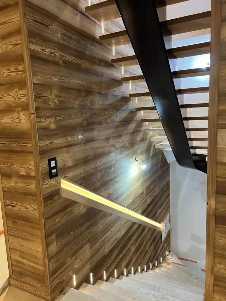 Réalisations Électricité 1 Éclairage LED encastré escalier bois massif, main courante lumineuse : OMNIA SERVICE