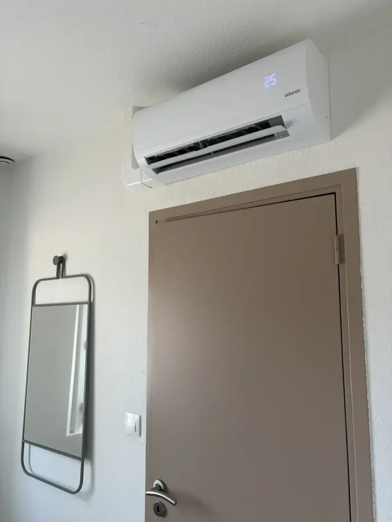 Réalisations Climatisation 2 Unité intérieure climatisation tri-split Mauguio chambre