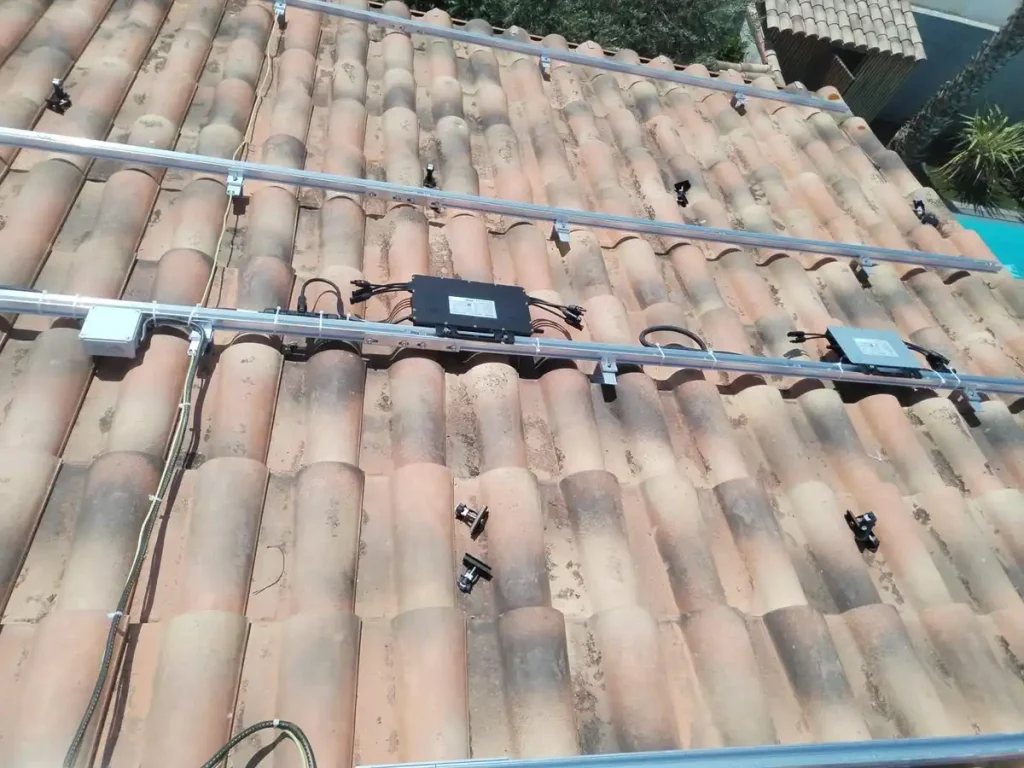 Réalisations Photovoltaïque 2 Rails de fixation et micro-onduleurs Hoymiles posés sous les panneaux photovoltaïques avant pose des modules