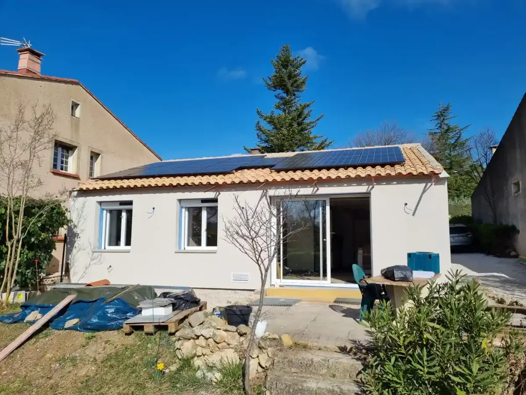 Réalisations Photovoltaïque 8 Panneaux photovoltaïques installés sur toiture tuiles d'une maison à Vailhauquès
