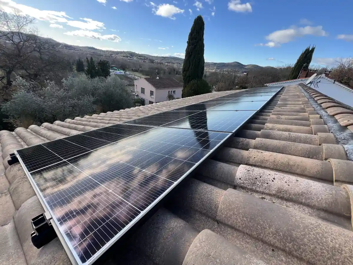 Réalisations Photovoltaïque 9 Installation panneaux photovoltaïques 6 kWc toiture tuiles Sommières