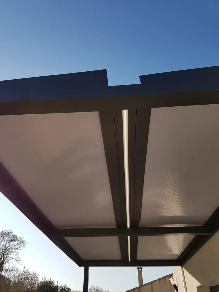Réalisations Photovoltaïque 5 Vue du dessous des panneaux de la pergola avec bandeau LED intégré à la faîtière
