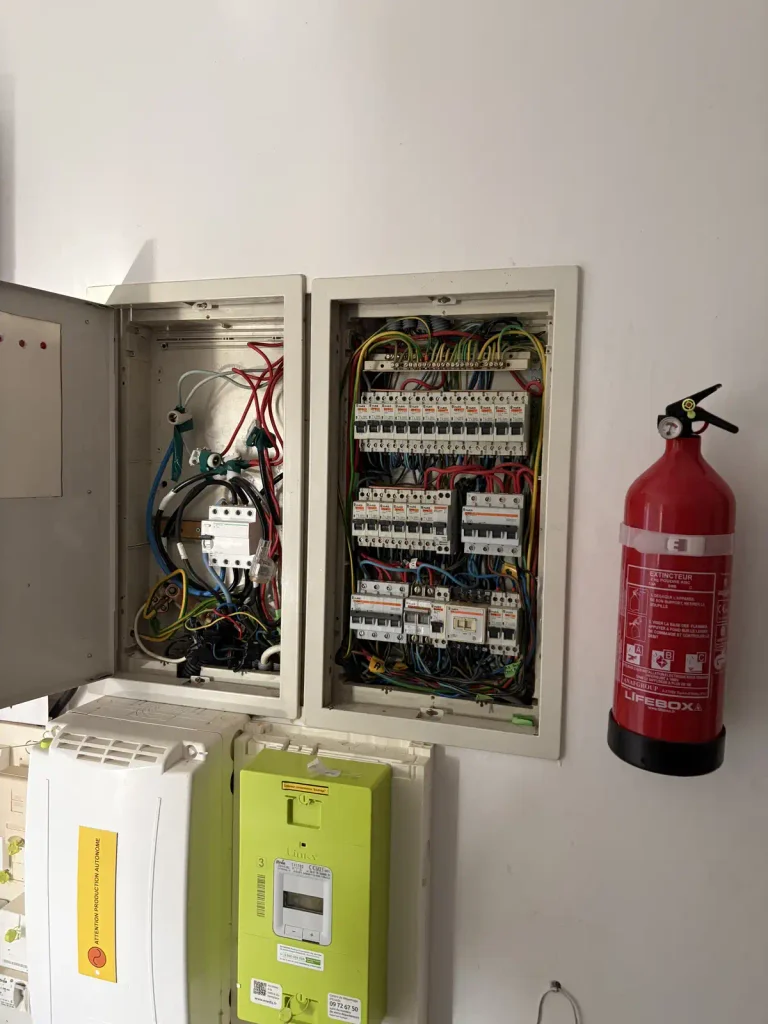 Réalisations Électricité 5 Tableau électrique avant rénovation, Mauguio 34130 : OMNIA SERVICE