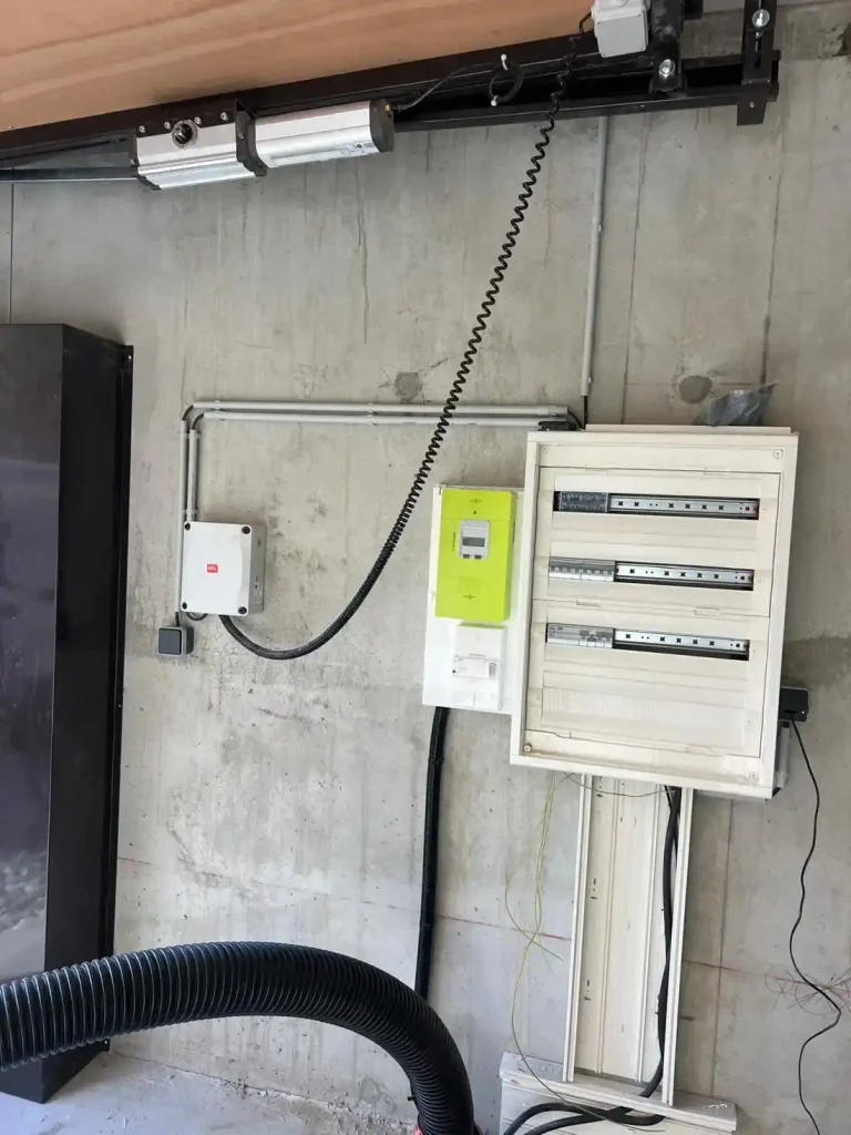 Réalisations Électricité 6 Tableau électrique et départs vers la maison, garage Clapiers 34830 : OMNIA SERVICE